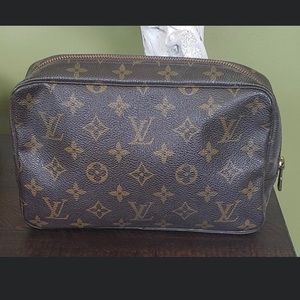 LV Trousse Toilette 23